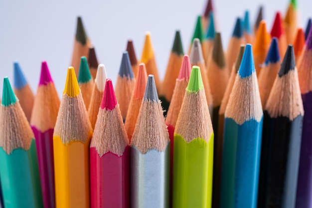 crayon de couleur gros plan retour au concept de l'école