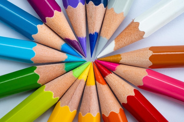 crayon de couleur gros plan retour au concept de l'école