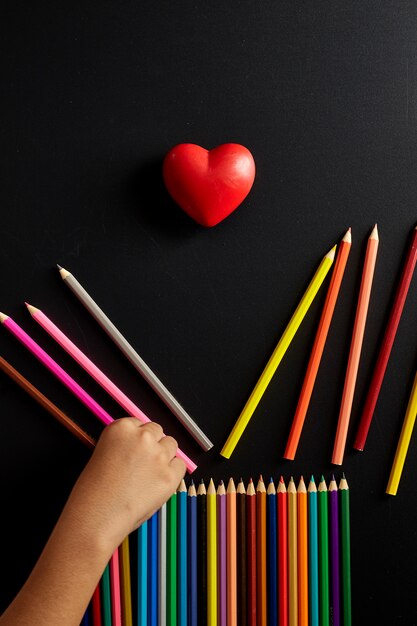 ้ crayon de couleur à la main avec forme de coeur Retour à l&#39;école bannière bannière Concept