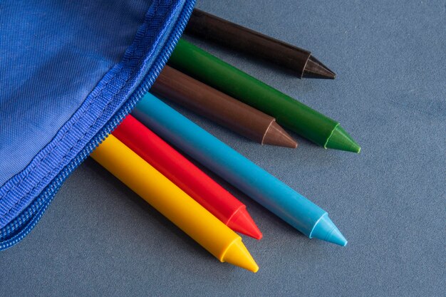 Crayon de couleur qui sort d'une trousse d'école représentant la rentrée scolaire