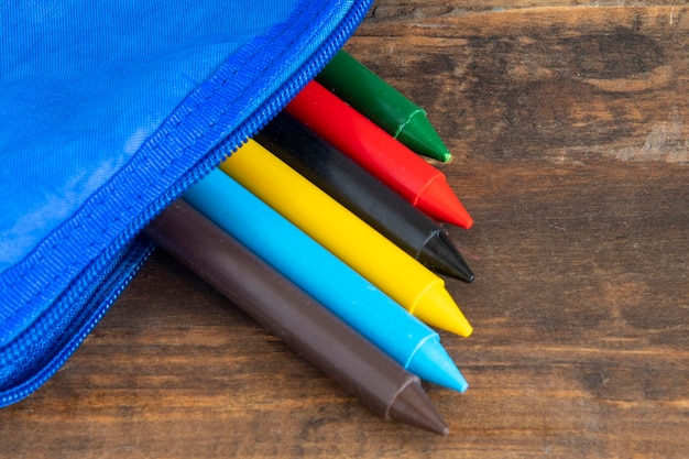 Crayon de couleur qui sort d'une trousse d'école représentant la rentrée scolaire