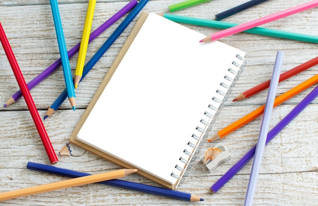 Crayon à dessin et crayons de couleur sur une table en bois