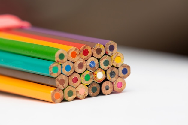 Crayon avec différentes couleurs sur la table beau et coloré