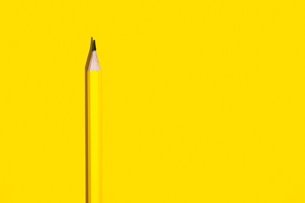 Crayon sur fond jaune