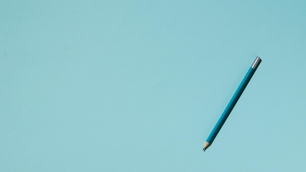 Crayon graphite bleu sur fond bleu clair