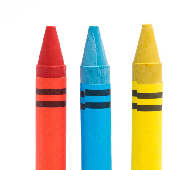 crayon jaune, bleu et rouge isolé sur fond blanc