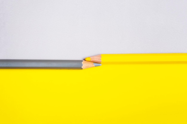 Crayon jaune et gris sur fond de même couleur inversée