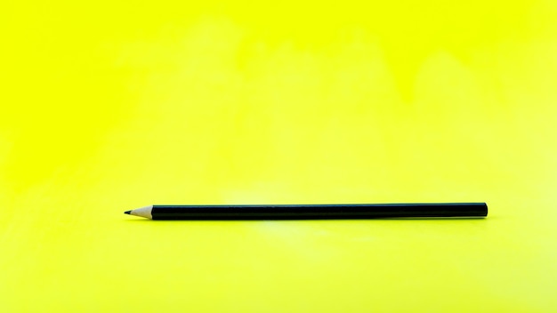 Crayon noir sur fond de papier jaune.