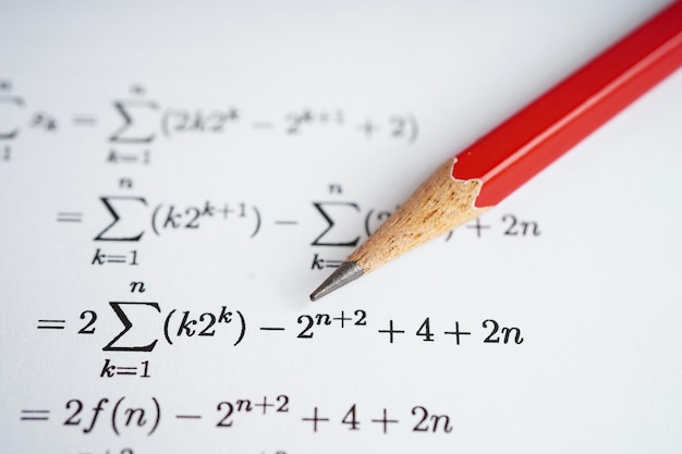 Crayon sur papier de test d'exercice de formule mathématique à l'école d'éducation