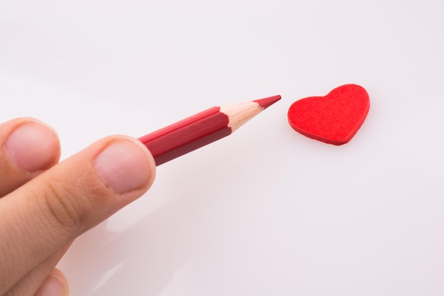 Crayon pointant un coeur