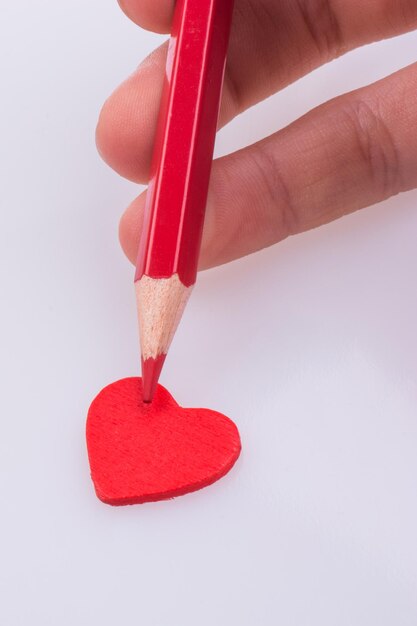 Crayon pointant un coeur