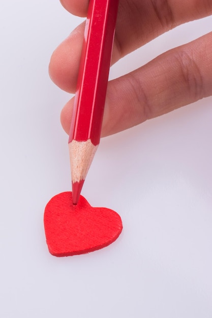 Crayon pointant un coeur