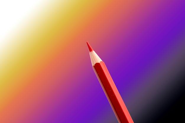 Crayon rouge sur fond blanc