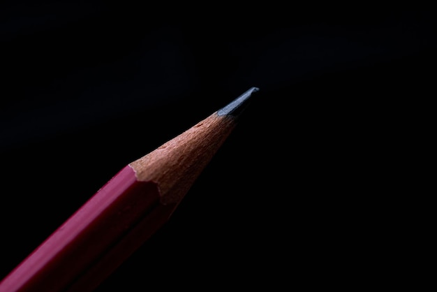 Un crayon rouge avec une pointe pointue