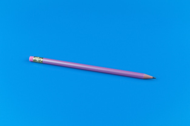 Un crayon violet sur fond bleu.