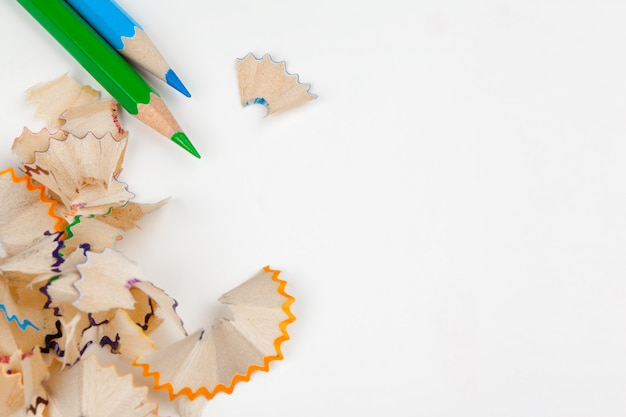 Crayons aiguisés avec un crayon rasage sur fond blanc