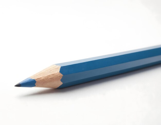 Photo crayons bleus avec un revêtement extérieur blanc sur fond blanc