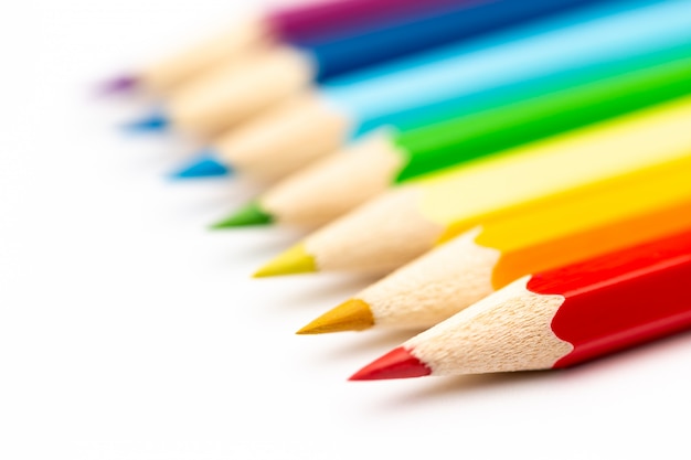 Crayons en bois de couleur colorée sur fond blanc