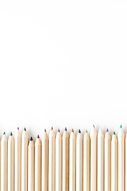 Crayons en bois de couleur isolés sur blanc