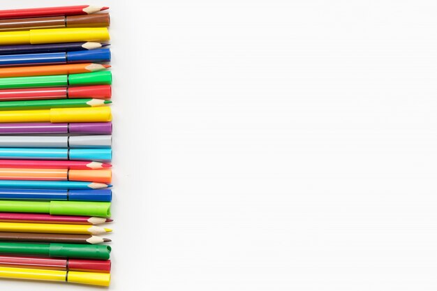 Crayons Border of Color et fond de papier blanc au stylo-feutre, espace de copie. Fournitures de bureau, retour à l'école. Vue de dessus.