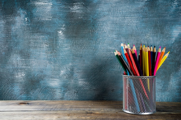 crayons sur bureau en bois