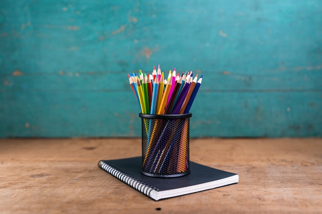 crayons et cahier sur le bureau