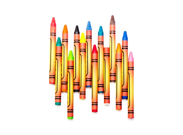 Les crayons de cire multicolores sur un gros plan de fond blanc