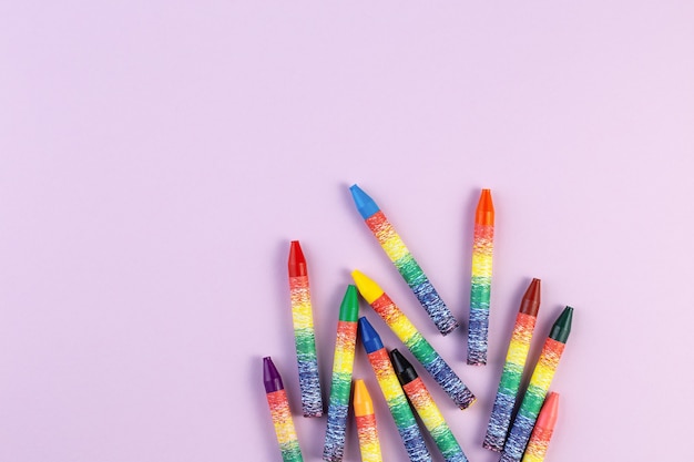 Crayons de cire multicolores sur papier