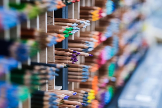 Crayons colorés dans le magasin d'art