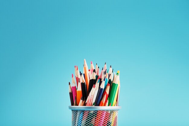 Crayons colorés dans un pot en métal