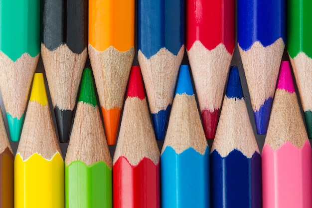 Crayons colorés disposés dans une rangée close up