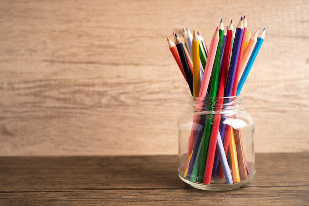 Crayons colorés avec espace de copie, apprentissage du concept d'enseignement universitaire.