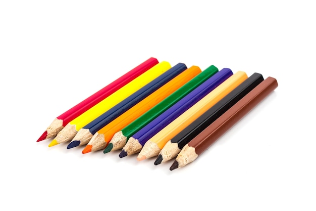 Crayons colorés sur fond blanc