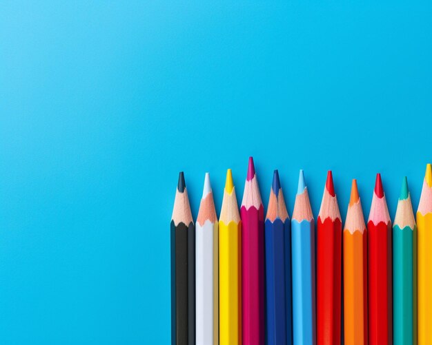 Des crayons colorés sur fond bleu