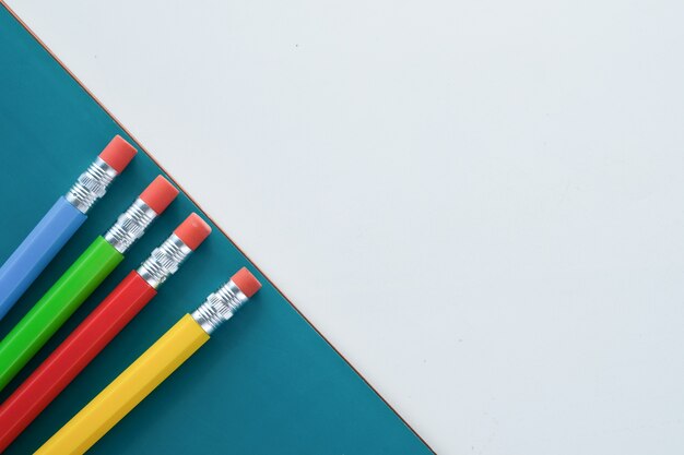 Crayons colorés sur fond de couleur avec espace copie