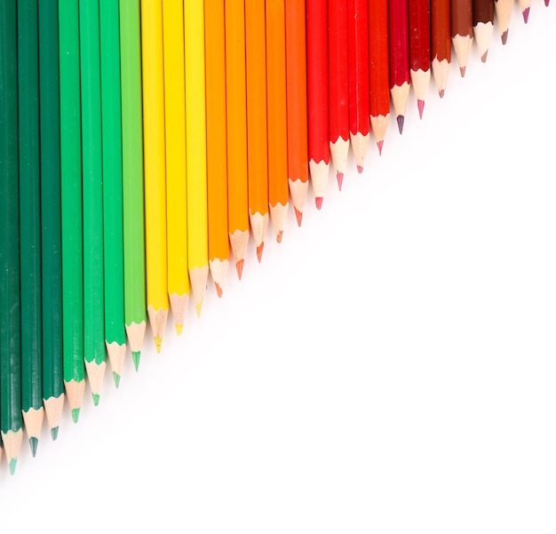 Crayons colorés isolés sur blanc