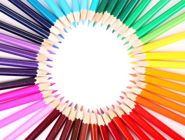 Photo crayons colorés isolés sur blanc