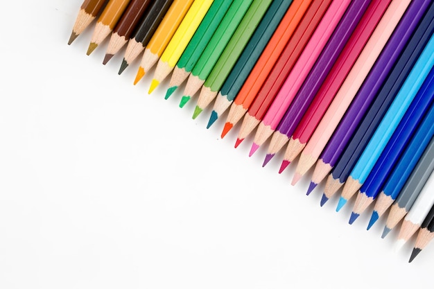 Crayons colorés isolés sur fond blanc