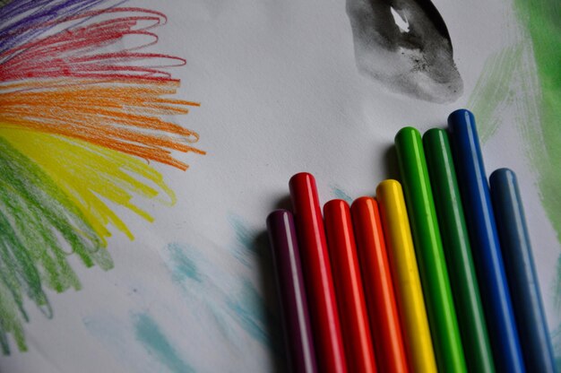 Photo des crayons colorés sur papier