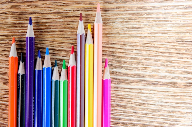 Crayons colorés sur table en bois. Vue de dessus