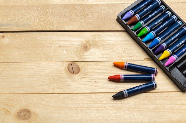 Crayons colorés sur la table en bois