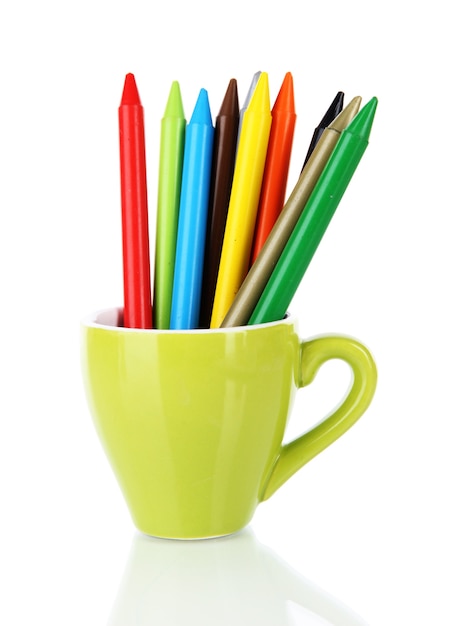 Crayons colorés en tasse sur blanc