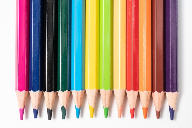 Crayons de couleur d'affilée isolés sur fond blanc.