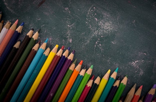 Crayons de couleur art sur fond de bord