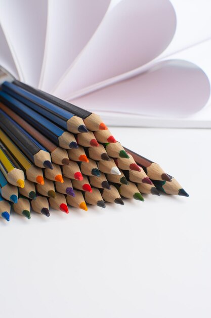 Crayons de couleur aux extrémités pointues dans un cadre