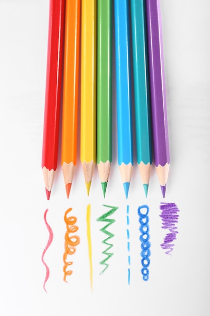 Crayons de couleur sur blanc