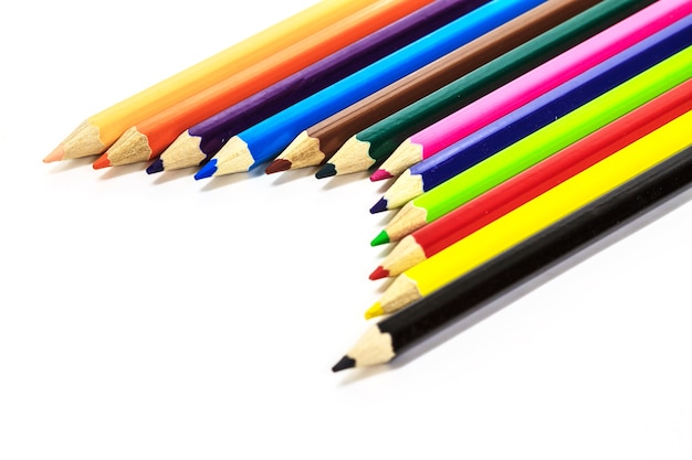 Crayons de couleur sur blanc