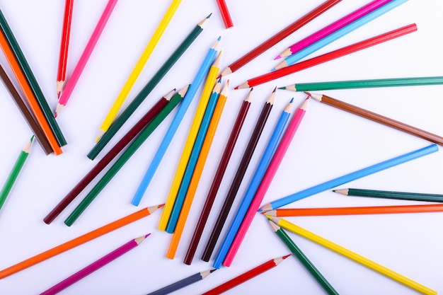 Crayons de couleur sur blanc