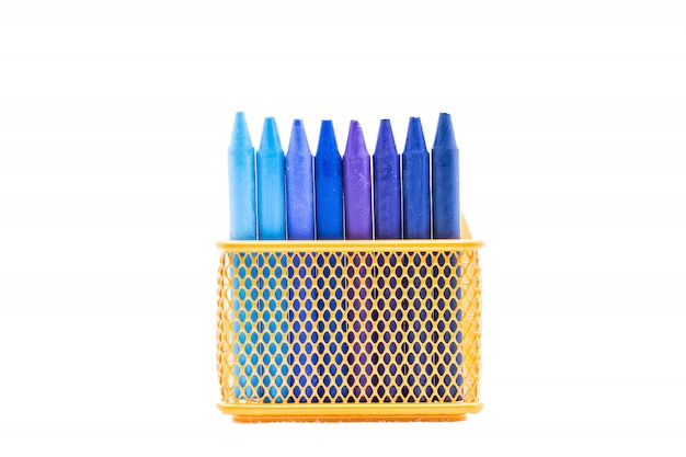 Crayons de couleur bleu sur le panier orange