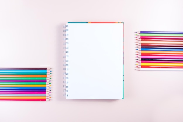 Des crayons de couleur et un bloc-notes